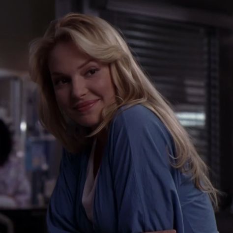 Izzie Stevens Season 1, Season 1 Greys Anatomy, Izzy Stevens Hair, Izzie Stevens Icons, Izzie Stevens Hair, Greys Anatomy Pfp, Izzy Stevens, Izzie Greys Anatomy, Greys Anatomy Izzie