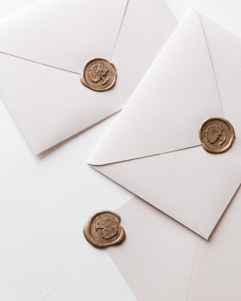 White, golden wax stamp envelope Wax Seal Envelope Aesthetic, Cool Stationary, Extreme Close Up, Envelope Stamp, St Pierre, Background Images Hd, Wedding Envelopes, Wax Stamp, Shark Tank