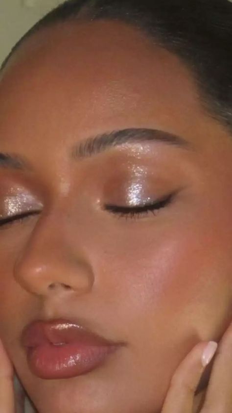 Eye Makeup | Glitter eyeshadow look to get sparkly eyes | Zoom TV Light Makeup Eyeshadow, Makeup Ideas Sparkly, Simple White Glitter Eye Makeup, Makeup Ideas Sparkle Glitter Eyeshadow, Makeup Looks Shimmery, Sparkling Makeup Glitter, Brown Sparkly Makeup, Gel Eyeshadow Look, Eye Makeup Ideas Glitter