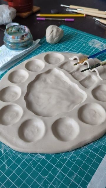 Diy Art Palette, How To Make A Clay Paint Palette, Clay Art Pallet, Painting On Things Ideas, Diy Paint Palette Tray Clay, Clay Art Supplies, Ceramic Painters Palette, Diy Clay Kitchenware, Clay Class Ideas