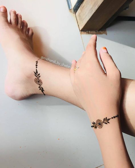 @stylishmehndidesign: “Gorgeous Henna Art By @mehandi_by_shebin  Download the K4 Henna App.  LINK IN BIO ! 👆👆  #henna…” Henna Designs Wrist, Tato Henna, Henna Tattoo Hand, Henna Tattoo Designs Hand, Legs Mehndi Design, Simple Henna Tattoo, Mehndi Designs For Kids, Simple Mehndi Designs Fingers, Very Simple Mehndi Designs