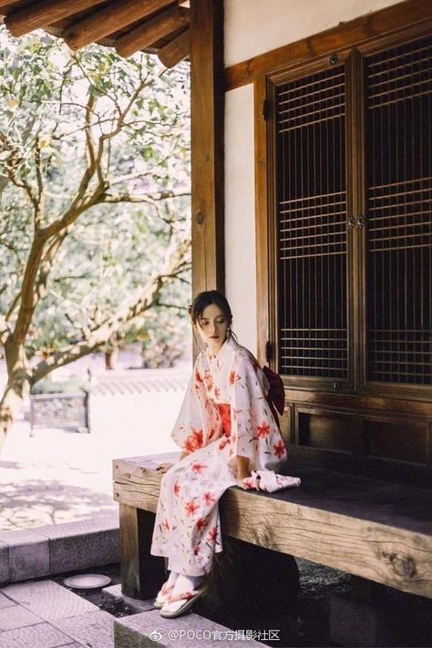 Kimono Photoshoot, Outfits For Japan, Japanese Traditional Clothes, Japan Picture, Fine Art Portrait Photography, Red Kimono, Kimono Outfit, Yukata Kimono, Female Pose Reference