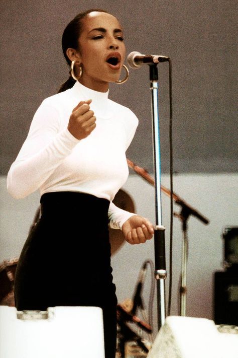 Sade Style Icons Inspiration, Sade Adu, Minimalist Moda, Roberto Cavalli Dress, Diane Keaton, Influential Women, Minimalistic Style, Trendy Swimwear, Winona Ryder