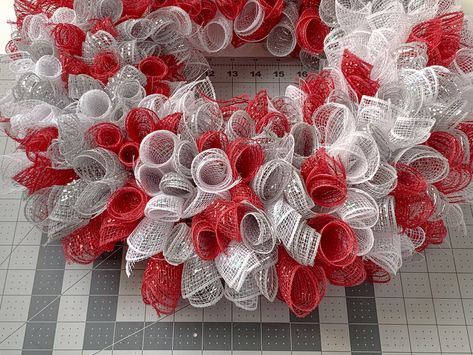 Diy Christmas Ribbon Wreath, Easy Mesh Wreath, Deco Mesh Christmas Wreaths Diy, Tulle Wreath Diy, Ribbon Wreath Tutorial, Decorative Mesh Wreaths, Ribbon Wreath Diy, Deco Mesh Crafts, Making Mesh Wreaths