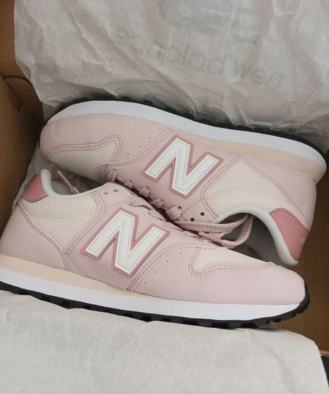 Light Pink Tennis Shoes, New Balance Shoes Pink, Pink New Balance Shoes, New Balance 500, Pink New Balance, Light Pink Shoes, Baby Pink Shoes, Trendy Shoes Sneakers, Preppy Shoes