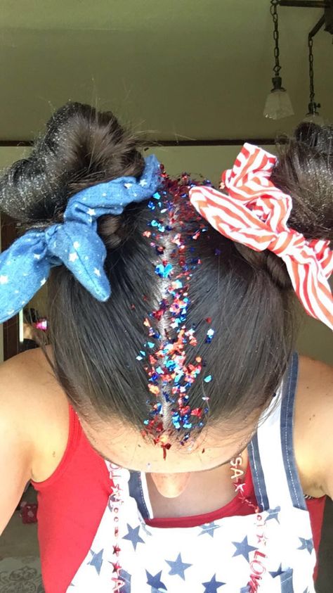 4th Of July Hair Glitter, Short Hairstyle Women 4th Of July, 4th Of July Party Backdrop, 4 July Outfits, Forth Of July Hairstyle, 4th Of July Hair Ideas, Usa Outfit Ideas, Cute 4th Of July Hairstyles, Usa Hairstyles