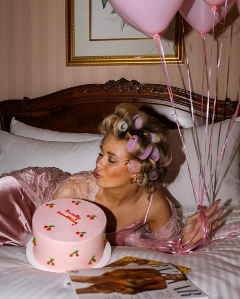 Vintage Bday Photoshoot, Birthday Hotel Shoot, Housewife Photoshoot Ideas, Vintage Photoshoot Birthday, Pajama Photoshoot Photo Ideas Birthday, Birthday Inspiration Photos, Birthday Hotel Pictures, Birthday In Bed Photoshoot Ideas, Chanel Birthday Photoshoot