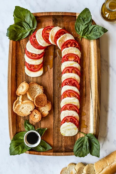 Caprese Candy Cane Board Christmas Party Appetizers, Christmas Finger Foods, Christmas Cheese, Christmas Home Decor Ideas, Christmas Appetizers Party, Christmas Homescreen, Christmas Apps, Hosting Christmas, Holiday Meal