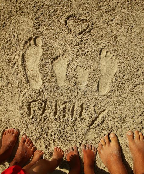 Family Footprints, Family Beach Pictures Poses, Fun Beach Pictures, Creative Beach Pictures, Beach Photoshoot Family, Beach Photoshoot Ideas, Photoshoot At The Beach, Beach Photo Inspiration, Footprints In The Sand