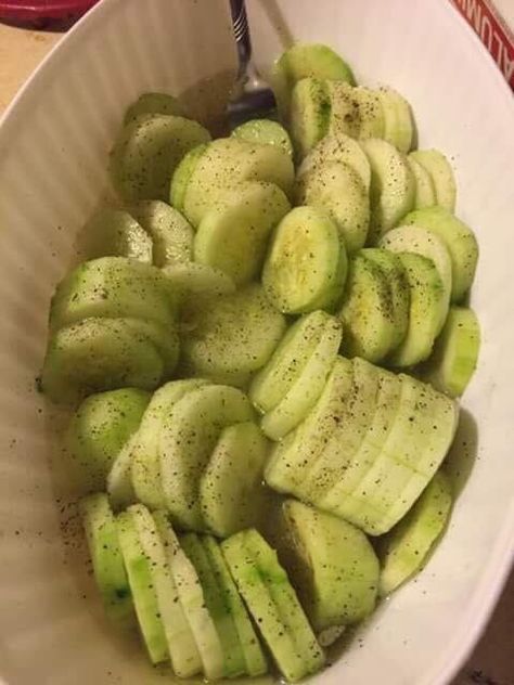 Weird&Boujee 👽🖖🏾 on Twitter: "You ain’t from the Dirty South if you haven’t eaten these 😋… " Cucumbers With A Bang Recipe, Low Point Snacks, Pepper Vinegar, Cucumber Snacks, Vinegar Cucumbers, Vinegar Benefits, Vinegar Uses, Grape Salad, Num Num