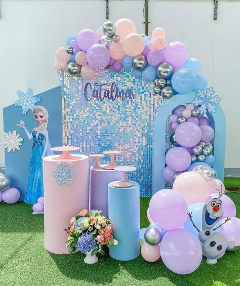 Frozen Birthday Theme Ideas, Frozen Theme Balloon Decoration, Frozen Bday Party Decorations, Princess Elsa Birthday Party Ideas, Elsa Theme Party, Birthday Frozen Decorations, Elsa Frozen 2 Birthday Party Ideas, Frozen Theme Birthday Decoration, Elsa Birthday Party Ideas Decoration