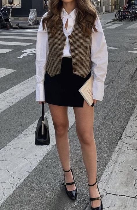 Ponytail Summer Outfit, 1970s Parisian Fashion, Womens Interview Attire, Italian Office Outfit, Old Money New York Outfits, Old Money Blouse Outfit, Preppy Skirt Outfits Fall, Winter Blazer Outfits For Women Classy, Elevated Fashion Looks