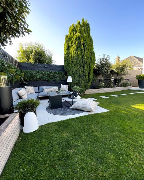 Corner Garden Ideas Front Yard, Garden House Decor, Modern Backyard Garden Design, Backyard Corner Sitting Area Ideas, Yard Corner Ideas, Front Sitting Area Outdoor, Backyard Area Ideas, Sitting Area In Garden, Outside Sitting Area Ideas