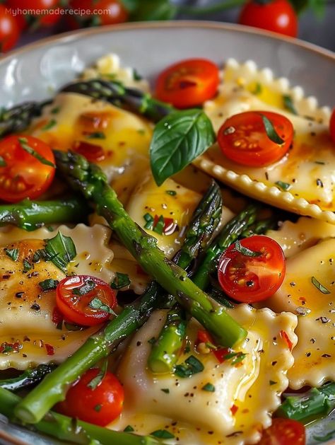 Experience the joy of cooking with our Ravioli with Tomatoes, Asparagus, Garlic, and Herbs. This dish combines the tender textures of ravioli with the fresh, crisp flavors of spring vegetables, all brought together with a fragrant blend of garlic and herbs. It's a simple yet sophisticated dish that promises to delight. Avani Recipes, Vegetable Ravioli, Asparagus Garlic, Gordon Ramsay Recipe, Salsa Fresca, Ravioli Recipe, Cheese Ravioli, Diner Recept, Easy Pasta Dishes