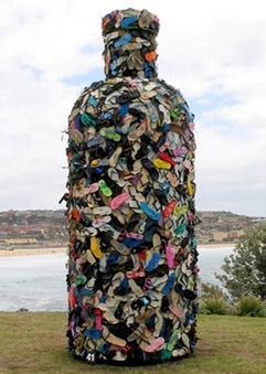 Absolut Dahlsen by John Dahlsen. A sculpture using litter. though I'm not sure what the connection between thongs and a bottle are... Floating Art, Environmental Sculpture, Recycle Sculpture, Waste Art, Environmental Artist, Sea Sculpture, Recycled Art Projects, Trash Art, Sustainable Art