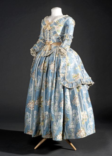 Robe à la Polonaise 1782-1787 Museu del Disseny de Barcelona Source: cataleg.museudeldisseny.cat 1780s Fashion, Georgian Dress, 18th Century Dresses, 1700 Fashion, Historical Gowns, Vintage Ball Gowns, Vintage Evening Gowns, 18th Century Dress, Rococo Fashion