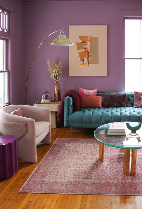 An already gorgeous Victorian house has been energized with bold color. | House Tours by Apartment Therapy #livingrooms #livingroomideas #purpledecor #purplecolorpalette #victorian #victoriandecor #victorianhomes #colorfuldecor #diningtable #chandelier #vintage #vintagedecor #vintagehome Ikea Wallpaper, 1940s Bedroom, Monochromatic Room, Color House, Design Hall, Wall Planters Indoor, Chandelier Vintage, Purple Decor, Decor Quotes