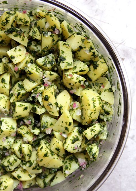 Bright and aromatic with plenty of fresh parsley, this potato salad is definitive of Moroccan cuisine. Healthy Barbecue, Morocco Food, Barbecue Side Dishes, Moroccan Dishes, Ways To Eat Healthy, Potato Salad Recipe, Moroccan Food, Potatoe Salad Recipe, Idee Pasto Sano