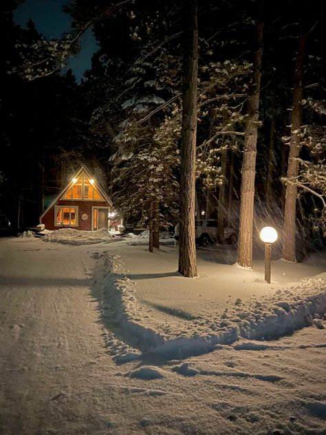 Cozy Winter Cottage Aesthetic, Winter Lodge Aesthetic, Cottagecore Winter Aesthetic, Cottage In Winter, Aesthetic December, Cabin Snow, Cold Aesthetic, Ski Cottage, Cozy Cabin In The Woods