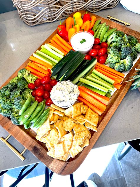 Veggie Tray Arrangements, Rustic Veggie Tray Ideas, Veggie Tray Baby Shower Ideas, Vegetable Party Platter, Vegetable Platters Display Presentation, Vegetable Party Food, Healthy Buffet Food Ideas, Bridal Shower Veggie Tray Ideas, Salad Party Ideas