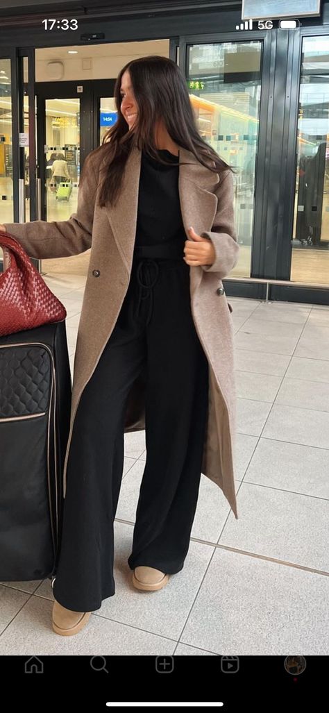 Coat Casual Outfit Woman, Winter Casual Elegant Outfit, Over Coat Outfit Women, Winter Coats Outfits Women, Casual Black Outfits Winter, Doc Martens Outfit For Work, Green Pea Coat Outfit, Comfy New York Outfit Winter, Nyc Winter Night Out Outfit