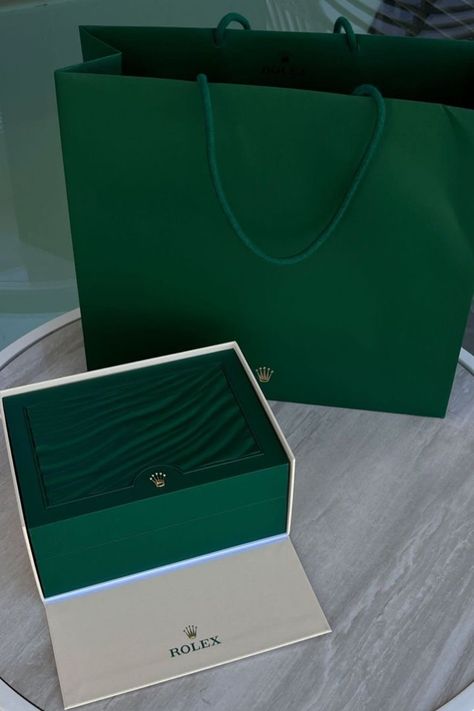 Men Watch Rolex Luxury, Rich Birthday Gifts, Rolex Box Gift, Green Luxury Aesthetic, Rolex Packaging, Rolex Shopping, Luxury Gifts Aesthetic, Rolex Gift, Rolex Aesthetic