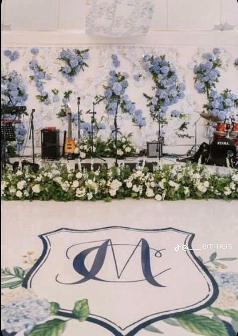 Coastal Centerpiece Ideas, Coastal Wedding Reception, Chinoiserie Wedding, Timeless Color Palette, Blue White Weddings, Preppy Wedding, Dance Floor Wedding, Hydrangeas Wedding, Wedding Tent