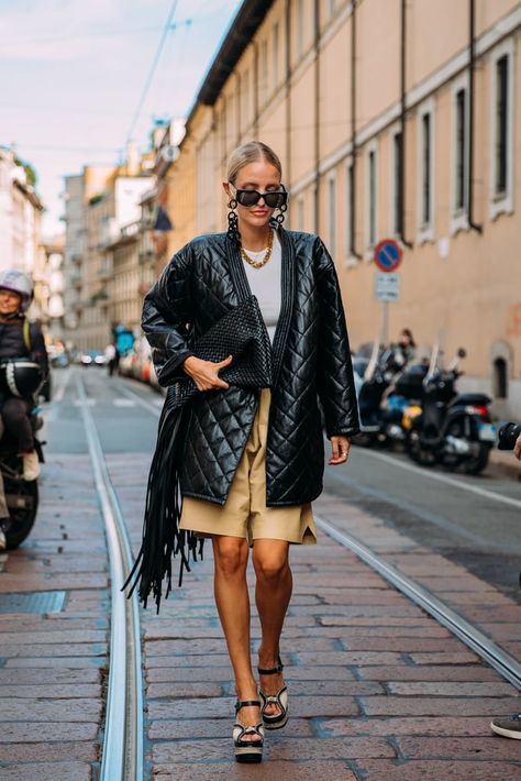 Milan Fashion Week Street Style Day 4 Grunge Girl Aesthetic, Classy Street Style, Leonie Hanne, Milan Fashion Week Street Style, Fringe Fashion, Popsugar Fashion, Street Smart, 2021 Fashion, Women Street