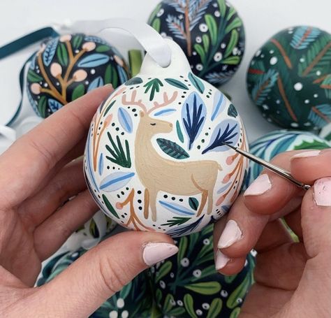 Ceramic Baubles, Hand Painted Bauble, Handpainted Christmas Ornaments, Traditions Around The World, Christmas Memes, Painted Christmas Ornaments, Cerámica Ideas, Xmas Diy, Painted Ornaments