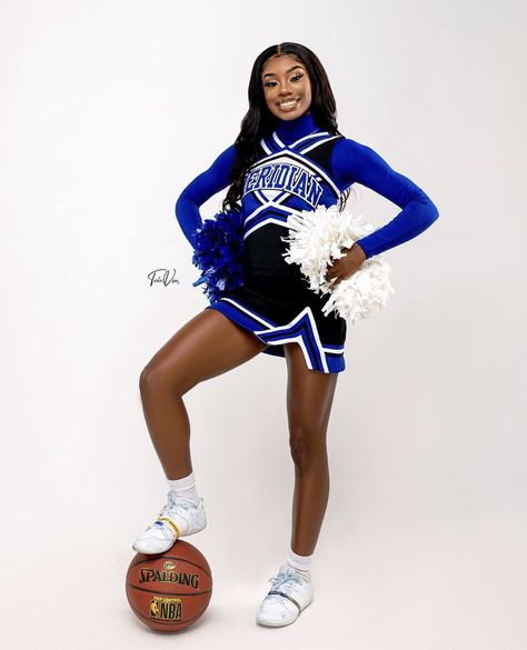 Cheerleading Picture Poses, Cheerleading Poses, Black Cheerleaders, Cheer Team Pictures, Cheer Photography, Senior Photoshoot Poses, Cheerleading Photos, Grad Outfits, Cute Cheer Pictures