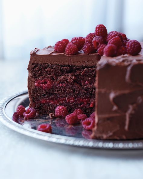 Make this chocolate-raspberry cake recipe for dessert, complete with a rich cream cheese frosting and whole berries scattered on top. Chocolate Raspberry Cake Recipe, Raspberry Cake Recipes, Chocolate Raspberry Cake, Bakery Ideas, Raspberry Filling, Chocolate Cream Cheese, Raspberry Cake, Food Cake, Cake Chocolate