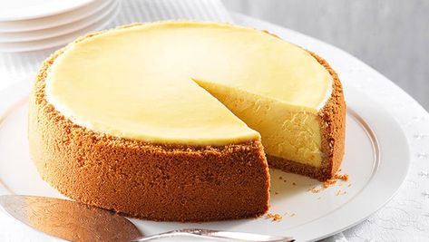 FRIENDS Cheesecake Recipe | HungryForever Food Blog Basic Cheesecake Recipe, Basic Cheesecake, Cheesecake Recipes Classic, New York Style Cheesecake, The Cheesecake Factory, Classic Cheesecake, How To Make Cheesecake, Easy Cheesecake Recipes, New York Cheesecake