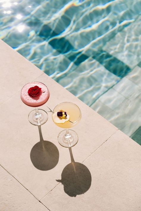 Travel Hotel Aesthetic, Luxury Travel Photography, Cocktail By The Pool, Summer At The Pool, By The Pool, Hotel Pool Photoshoot, Summer Cocktail Aesthetic, Hotel Photography Ideas, Beach Bar Aesthetic