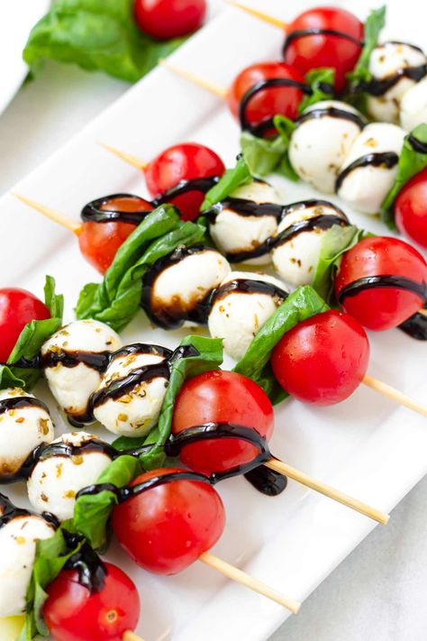 Caprese Skewers with balsamic glaze! These cute little balsamic glaze skewers are so easy to make and perfect for the holidays. They are festive and so delicious. Finished with a generous drizzle of balsamic glaze. Baby Shower Appetizers Easy, Baby Shower Appetizers, Caprese Appetizer, Caprese Salad Skewers, Skewer Appetizers, Caprese Skewers, Christmas Appetizers Party, Bread Dip, Appetizers Easy Finger Food