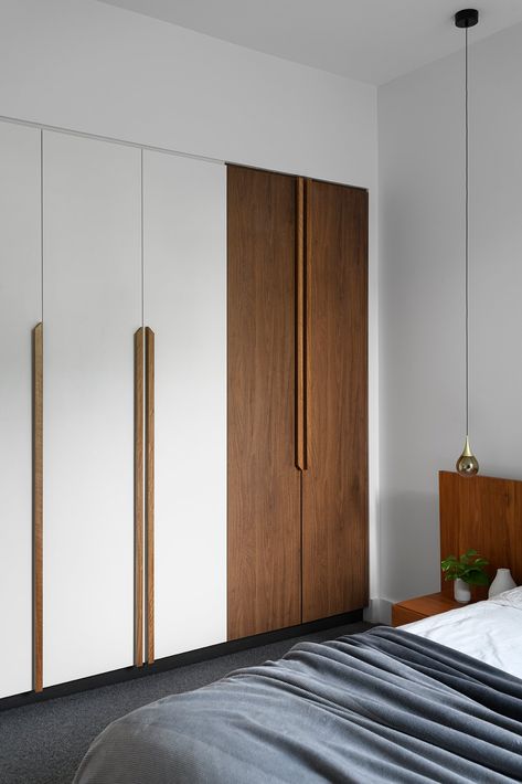 Simple and functional in-line robe design brought to life with timber panels and custom made timber handles designed by Quod Architecture Wardrobe Simple, Simple Wooden Wardrobe Design, Wardrobe Design Simple, Wordrop Furniture Design, Simple Wardrobe Design Ideas, Simple Wardrobe Ideas, Simple Wardrobe Design Bedroom, Wardrobe Handle, Wardrobe Bedroom