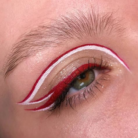 Red White Makeup Look, White And Red Eyeliner, Red And White Makeup Ideas, Red And White Eyeliner, Christmas Graphic Liner, Holiday Eyeliner, Red Face Makeup, Red White Makeup, Red Graphic Eyeliner