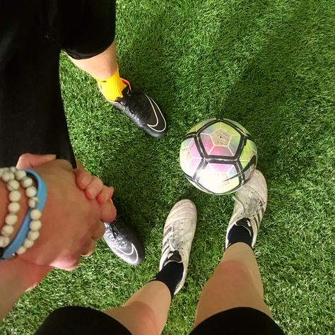 Couple goals for soccer players. Do what you love with the people you love Soccer Relationship Aesthetic, Soccer Boyfriend Relationship Goals, Soccer Boyfriend And Girlfriend, Footballer Couple Aesthetic, Soccer And Dance Couples, Boyfriend Football Pictures, Cute Couple Soccer Pictures, Me And You Pictures Couple, Soccer Couples Goals