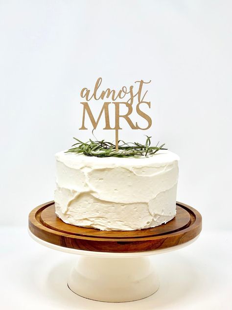 Want to keep things simple for your rustic bachelorette party? A cute hand-lettered cake topper celebrating the “almost Mrs.” can truly elevate any cake with a personalized touch. Here are more bachelorette party cakes we love. // Photo + Cake: Oaky Designs Bridal Shower Timeline, Bridal Shower Cakes Rustic, Bridal Shower Decorations Rustic, Wedding Shower Cakes, Bachelorette Cake, Gold Cake Topper Wedding, Bridal Shower Cake Topper, Rustic Wedding Showers, Bridal Shower Inspo