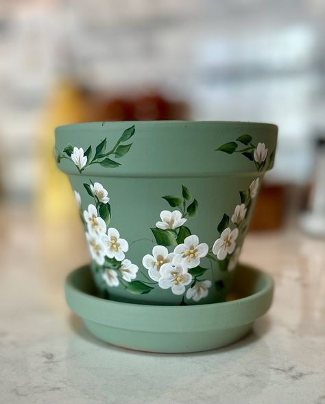 Planter Design Ideas Paint, Painted Planter Pots Ideas, Cute Flowerpot Painting, Painted Ceramic Flower Pots, Pottery Painting Ideas Flower Pot, Paintings On Flower Pots, Painting Flower Pots Outdoor, White Flower Pot Painting Ideas, Pretty Flower Pots