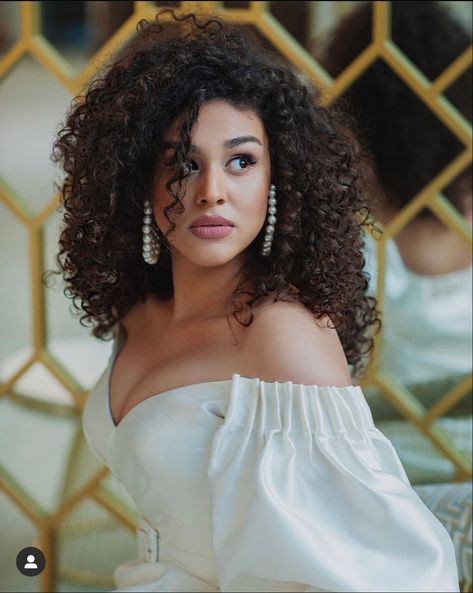 Bridal Hair Mixed Women, Wedding Looks For Curly Hair, Natural Curls Hairstyles Wedding, Wedding Hairstyles For Coily Hair, Curly Hair Wedding Styles Black Women, 3b Curly Hairstyles Ideas, Biracial Wedding Hairstyles, 3b Curly Wedding Hairstyles, Curly Hair Veil