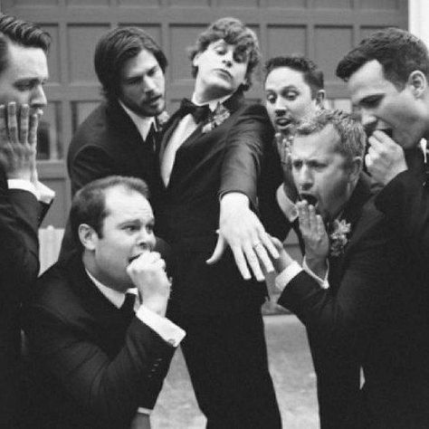 Funny Wedding Pictures, Groomsmen Photos, Funny Wedding Photos, Foto Tips, I Got Married, Wedding Shots, Wedding Humor, Wedding Pics, Wedding Poses