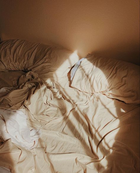 Comfort Feeling Aesthetic, Early Morning Aesthetic Bed, Cozy Sheets Aesthetic, Bed Morning Aesthetic, Light Cozy Aesthetic, Cozy Romantic Aesthetic, Cozy Romance Aesthetic, Cozy Ipad Aesthetic, Sleepy Morning Aesthetic