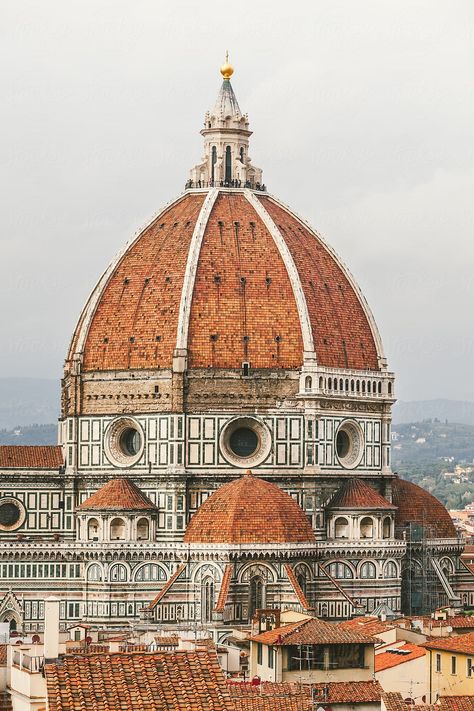 La Catedral de Florencia, formalmente la Cattedrale di Santa Maria del Fiore, es la catedral de Florencia, Italia.  Se inició en 1296 en estilo gótico con un diseño de Arnolfo di Cambio y se completó estructuralmente en 1436, con la cúpula diseñada por Filippo Brunelleschi (conocida como la cúpula de Brunelleschi). Florence Dome, Filippo Brunelleschi, Duomo Florence, Italy Architecture, Magic Places, Cathedral Architecture, Florence Tuscany, Italian Architecture, Architecture Drawing Art