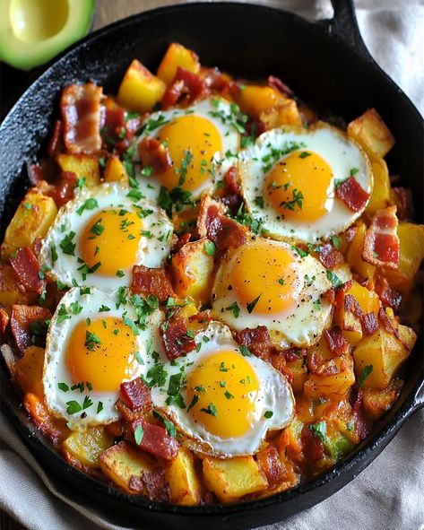 Breakfast Skillet with Roasted Potatoes and Eggs - Easy Recipe Healthy Egg And Potato Breakfast, Skillet Eggs Breakfast, Breakfast Potatoes Skillet With Eggs, Potato Eggs Breakfast, Eggs With Potatoes Breakfast, Breakfast Recipes With Potatoes, Potato Egg Recipes, Egg And Potato Recipes, Egg Skillet Recipes