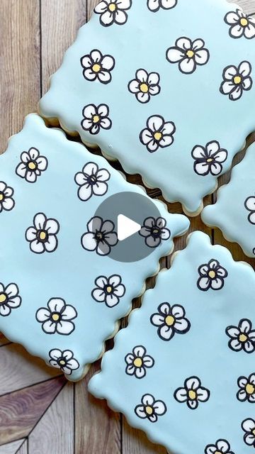 Royal Icing Designs Ideas, Welcome Cookies Decorated, Iced Biscuits Ideas, Decorated Round Cookies, Flower Iced Cookies, Floral Birthday Cookies Decorated, Croc Cookies, Cookie Decorating Designs, Fancy Cookies Decorated