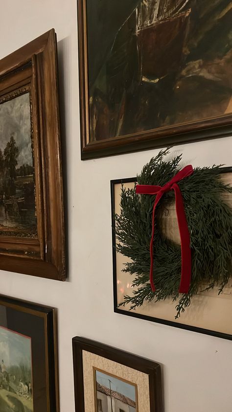 Colonial House Christmas Decor, Christmas Photowall Ideas, Multiple Wreaths On Wall, Christmas Garland Front Porch Railing, Holiday Gallery Wall, Elegant Christmas Ideas, Victorian Cottage Christmas, Antique Christmas Aesthetic, Vintage Christmas Decorations Ideas