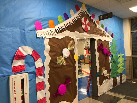 Gingerbread House Classroom, Gingerbread Wonderland, School Hallway Decorations, Holiday Classroom Decorations, Door Decoration Christmas, Diy Christmas Yard Decorations, Christmas Hallway, Door Decorations Classroom Christmas, Hallway Decoration