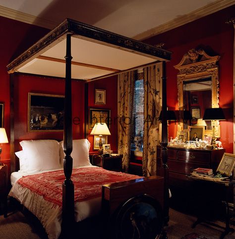 A four-poster bed with a carved top dominates this dark red bedroom which is filled with objects Red Bedroom Design, Romantic Bedroom Design, Red Bedroom Decor, Red Bedroom, Blue And White Chinoiserie, Bedroom Red, Red Rooms, New York Apartment, Trendy Bedroom