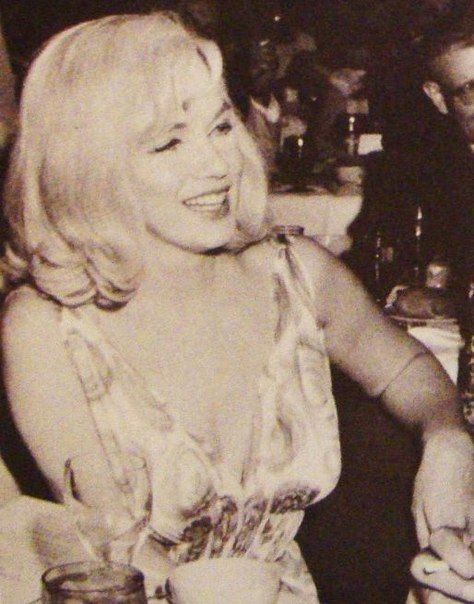 Misfits Production Dinner/Cast Pa.. Jfk Birthday, Birthday Gala, Rare Marilyn Monroe, Marilyn Monroe Photos, Norma Jean, Actrices Hollywood, Norma Jeane, Square Garden, Rare Pictures