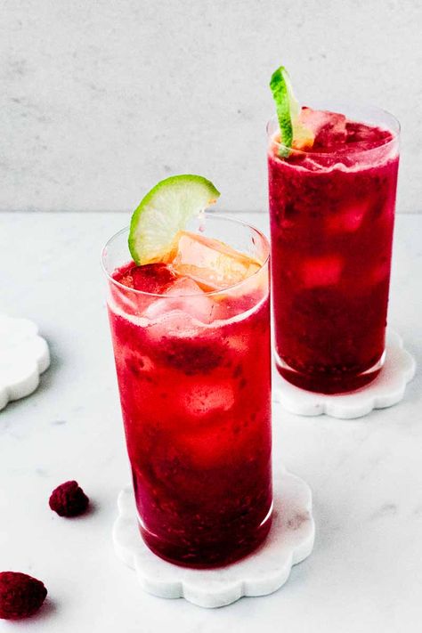 Raspberry Lime Mocktail, Mocktails Raspberry, Sweet Mocktail Recipes, Raspberry Mocktail Recipe, Raspberry Mocktails, Fun Drinks Nonalcoholic, Drink Essentials, Fizz Mocktail, Celebration Recipes